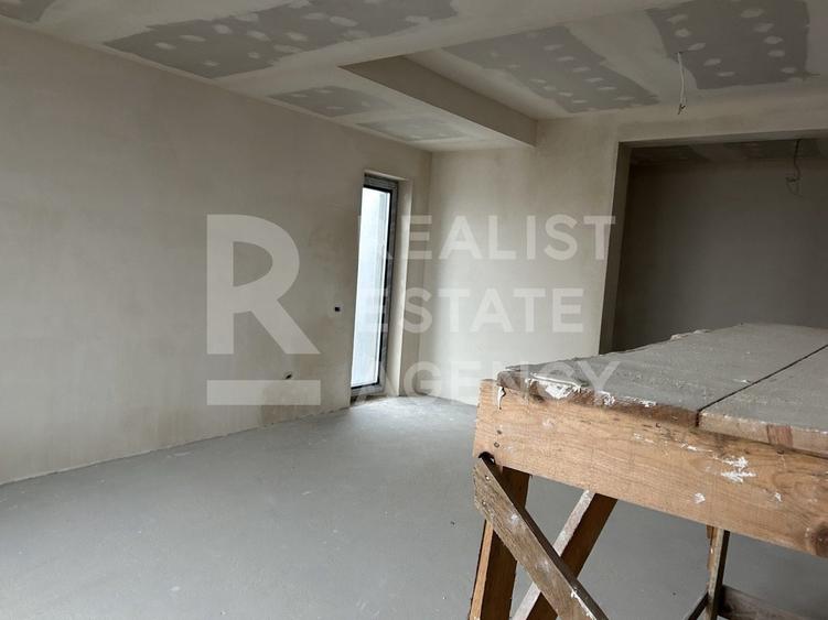 Casă individuală cu 6 camere cu Canalizare în Ostratu