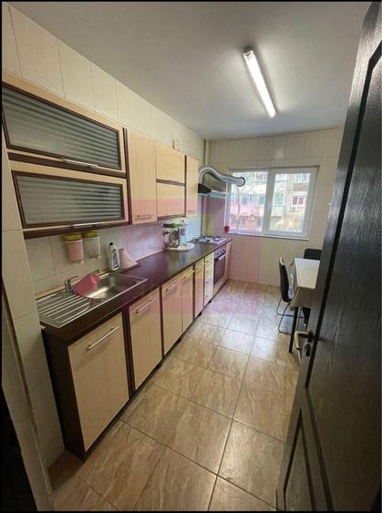 Apartament cu 3 camere semidecomandat, mobilat în Panduri
