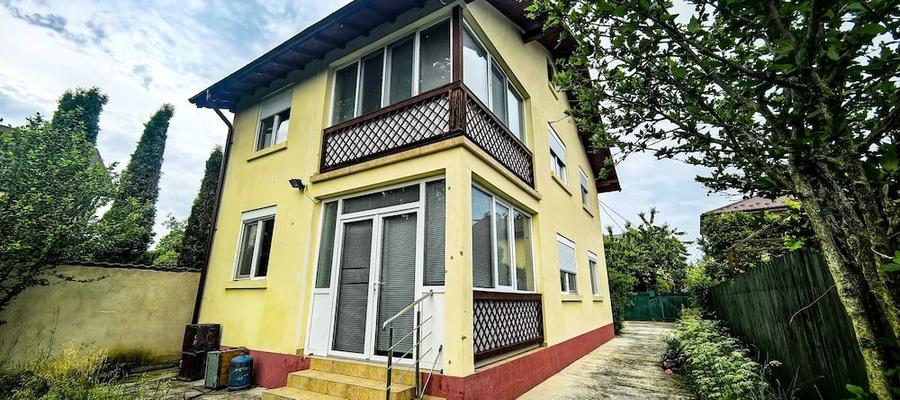 Casă cu 5 camere cu Teren 891 Mp în Central