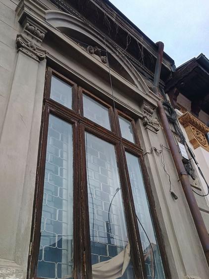 Casă individuală cu 5 camere cu Canalizare în P-ța Victoriei