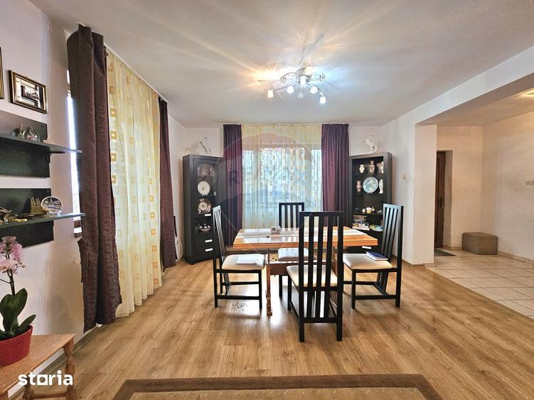 Casă cu 7 camere cu Teren 390 Mp în Lumina