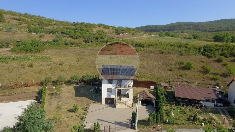 Casă individuală cu 5 camere cu Teren 1065 Mp în Rădaia