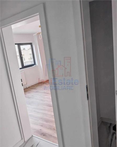 Apartament cu 3 camere semidecomandat în Splai Bahlui