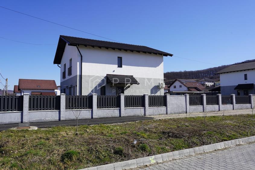 Duplex cu 3 camere cu Canalizare în Livezeni