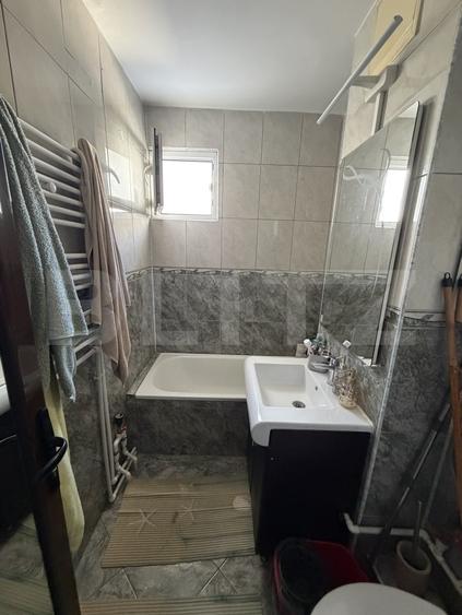 Apartament cu 3 camere decomandat, mobilat în Piața Centrală