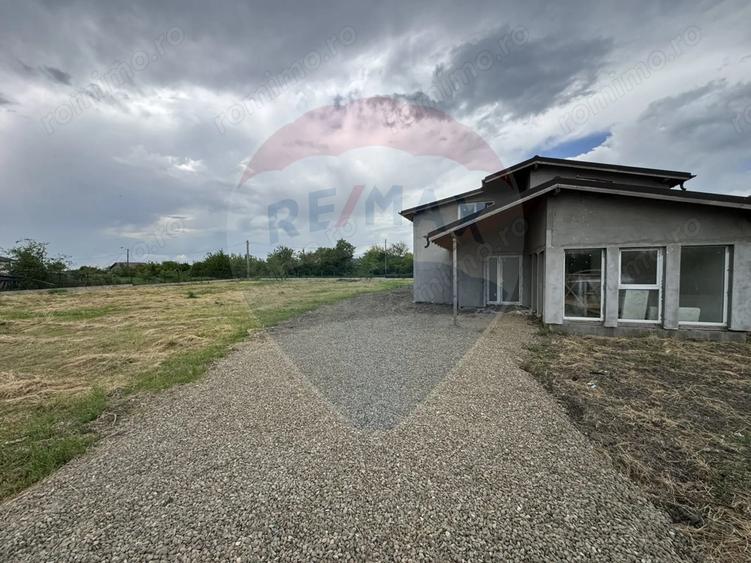 Casă cu 6 camere cu Teren 2952 Mp în Colceag