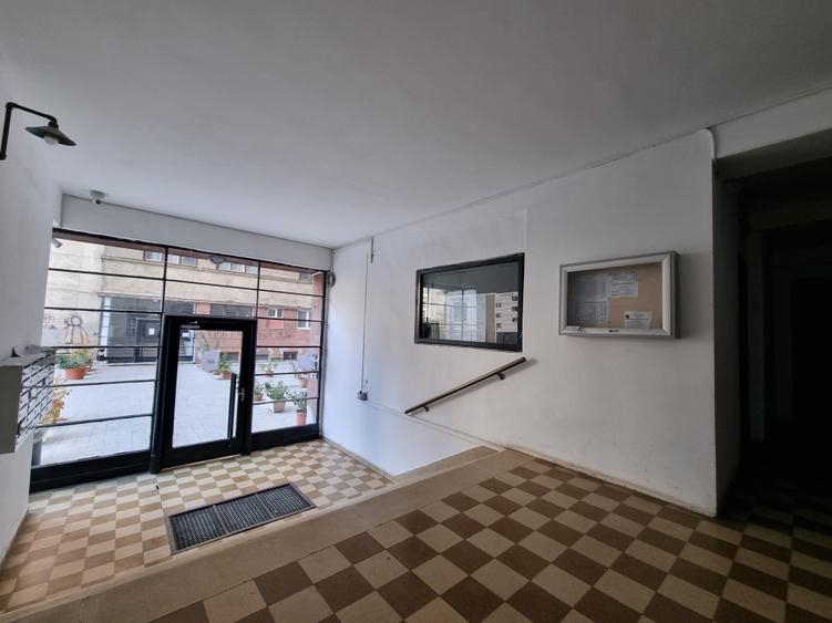 Apartament cu 2 camere semidecomandat în P-ța Universității