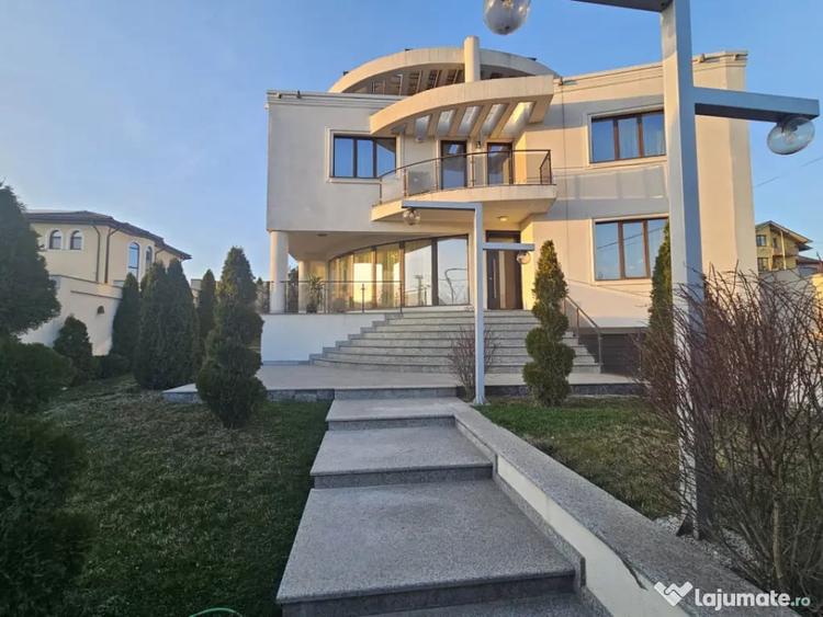 Casă cu 7 camere cu Teren 800 Mp în Central