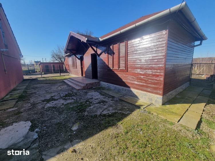 Casă cu 4 camere cu Teren 1202 Mp în Băcia