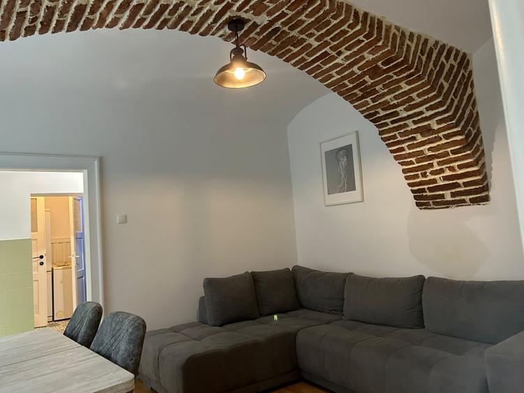 Apartament cu 2 camere semidecomandat, mobilat în Centrul Istoric