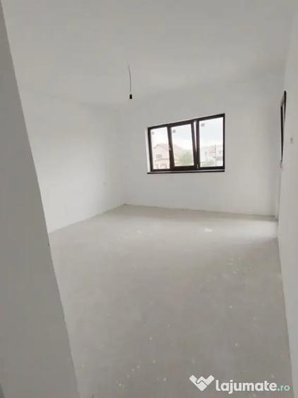 Casă cu 7 camere cu Teren 456 Mp în Malu Mare
