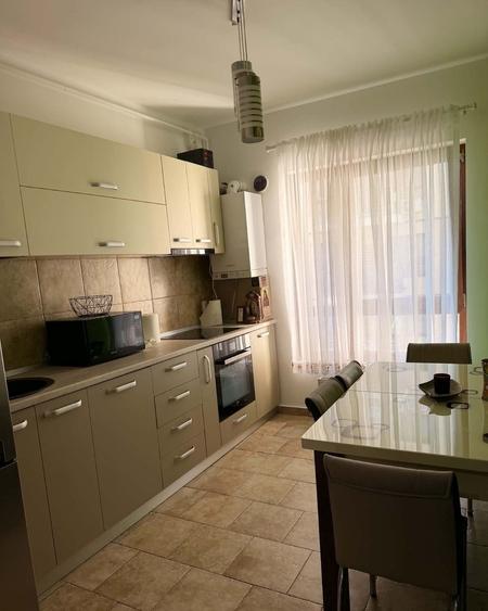 Apartament cu 3 camere semidecomandat în Berceni