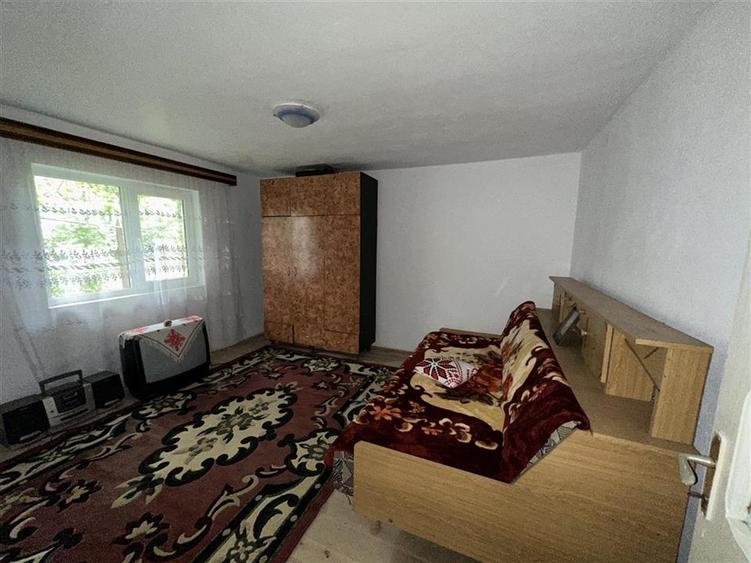 Casă individuală cu 6 camere cu Teren 750 Mp în Periferie