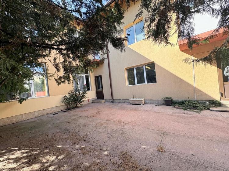 Casă individuală cu 10 camere cu Canalizare în Central
