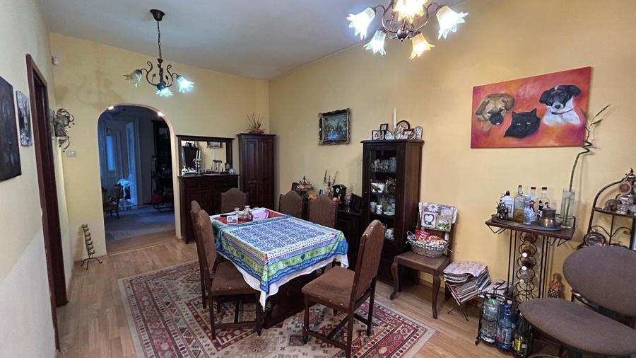 Casă individuală cu 6 camere cu Garaj în Schei
