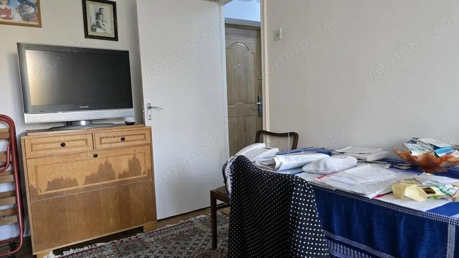 Apartament cu 3 camere semidecomandat în Zamfirescu