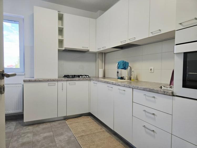 Apartament cu 3 camere semidecomandat, mobilat în Otopeni