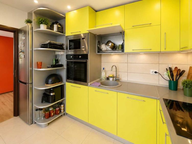 Apartament cu 3 camere semidecomandat în Bucureștii Noi