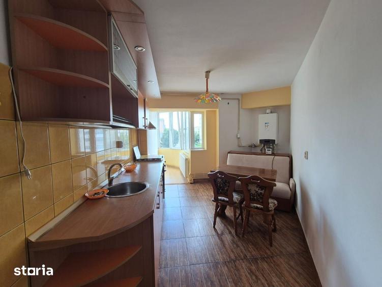 Apartament cu 3 camere decomandat, mobilat în Casa de Cultură