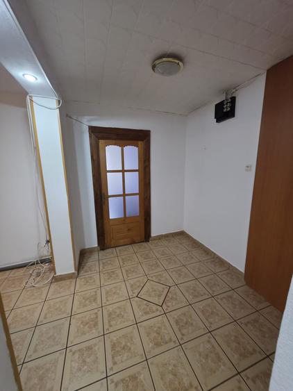 Apartament cu 3 camere semidecomandat, mobilat în Rahova