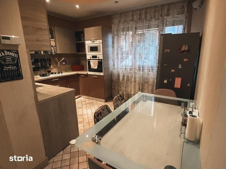 Casă cu 9 camere cu Teren 100 Mp în Centrul Civic