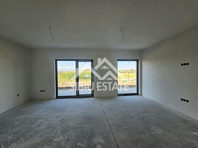 Duplex cu 5 camere cu Canalizare în Șura Mică