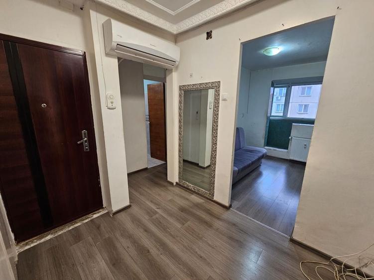 Apartament cu 3 camere semidecomandat în Rahova