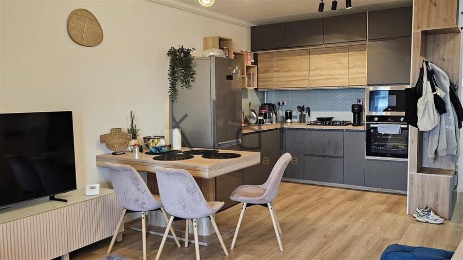 Apartament cu 3 camere semidecomandat, mobilat în Zorilor