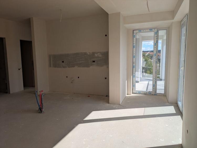 Apartament cu 3 camere decomandat în Baciu