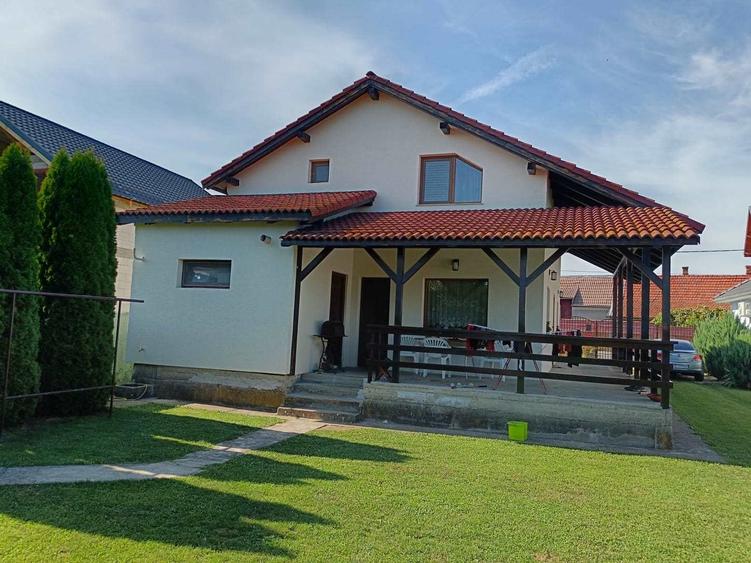 Casă individuală cu 4 camere cu Canalizare în Cristur