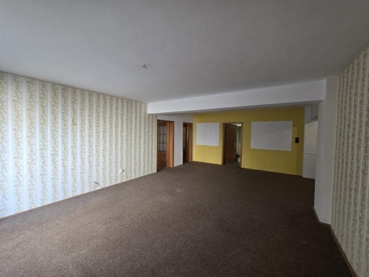 Apartament cu 4 camere decomandat, mobilat în Primăverii
