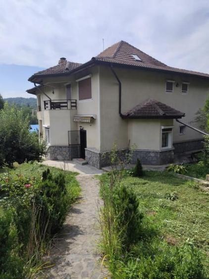 Casă cu 5 camere cu Teren 2043 Mp în Provița de Jos