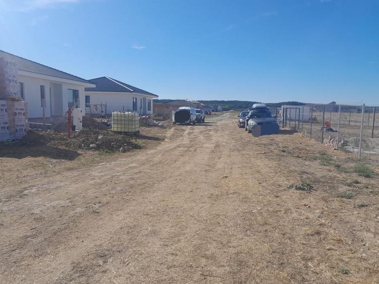 Teren de 821 mp, în Alparea