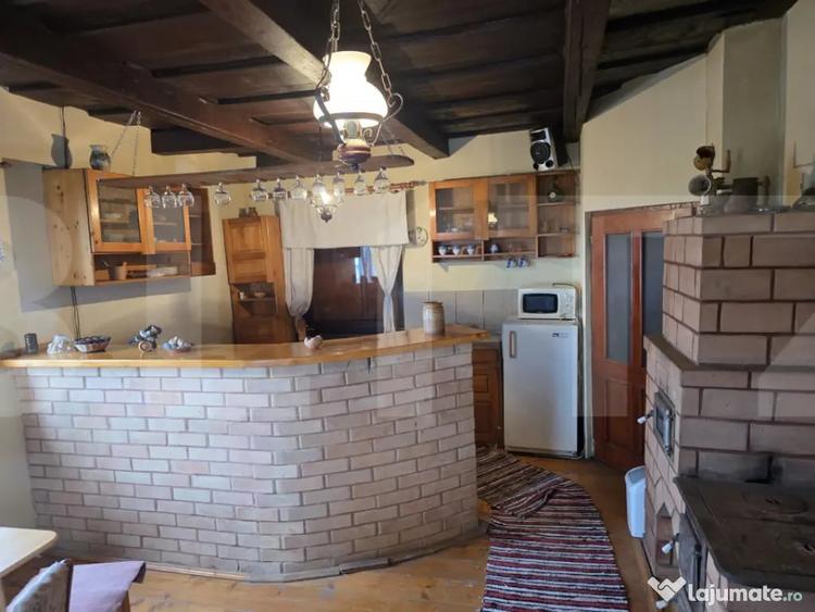 Casă cu 7 camere cu Teren 1384 Mp în Cernat