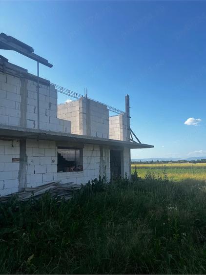 Casă cu Teren 3000 Mp în Budila
