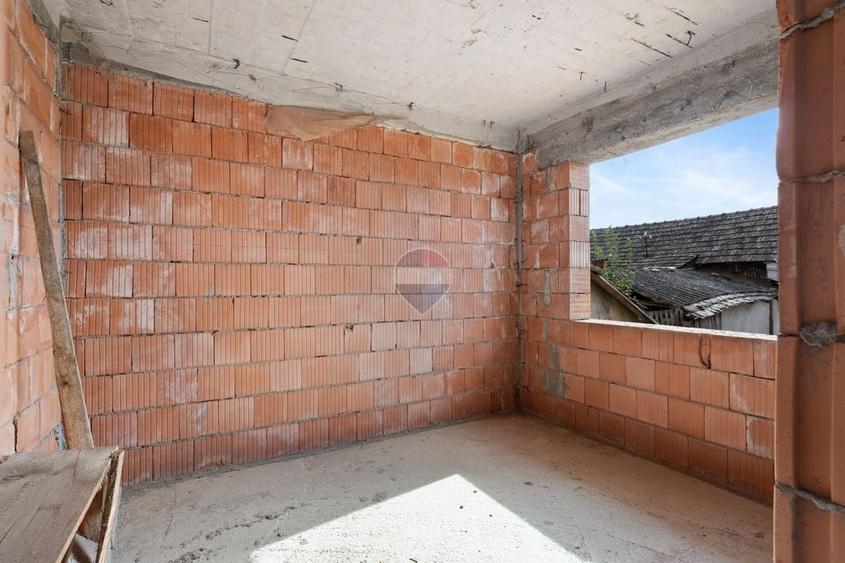 Casă individuală cu 5 camere cu Teren 1468 Mp în Semlac