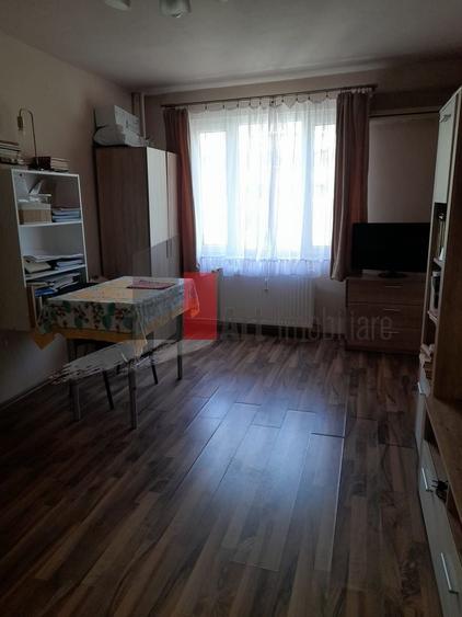 Apartament cu 3 camere decomandat în Drumul Taberei