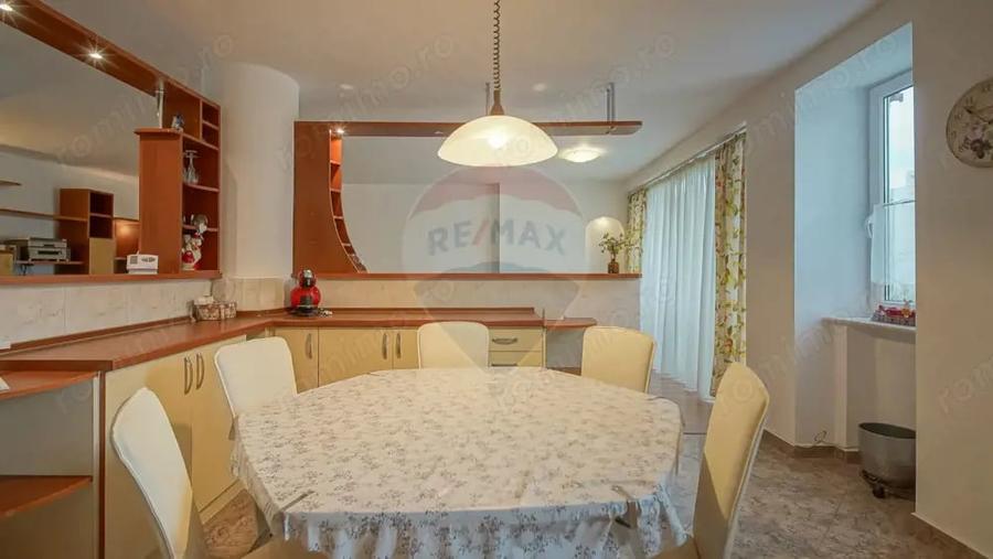 Apartament cu 3 camere decomandat în 13 Decembrie