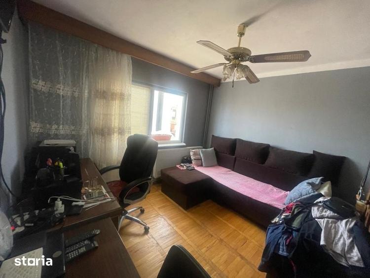 Apartament cu 4 camere în Craiovița Nouă