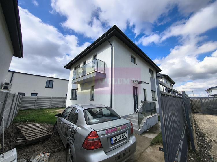 Casă individuală cu 4 camere cu Canalizare în Est