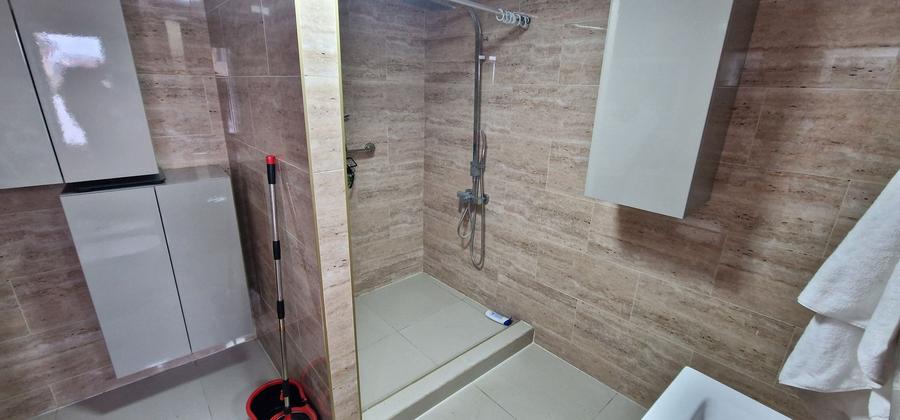 Casă individuală cu 6 camere cu Canalizare în Central