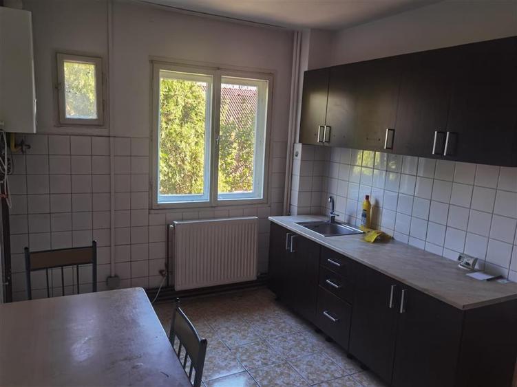 Apartament cu 4 camere semidecomandat în Aurel Vlaicu