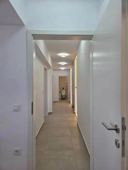 Apartament cu 3 camere, mobilat în Tractorul