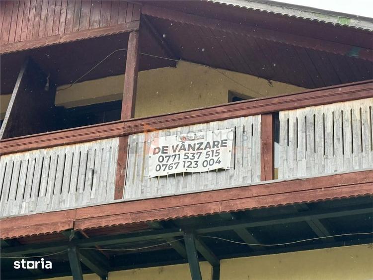 Casă cu 8 camere decomandat cu Teren 30 Mp în Siriu