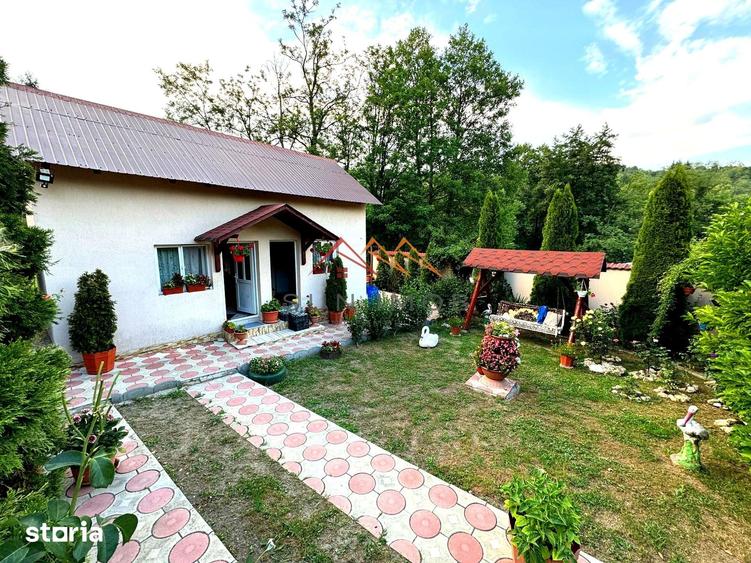 Casă cu 6 camere cu Teren 781 Mp în Valea