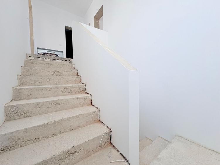 Duplex cu 5 camere cu Canalizare în Dumbrăvița