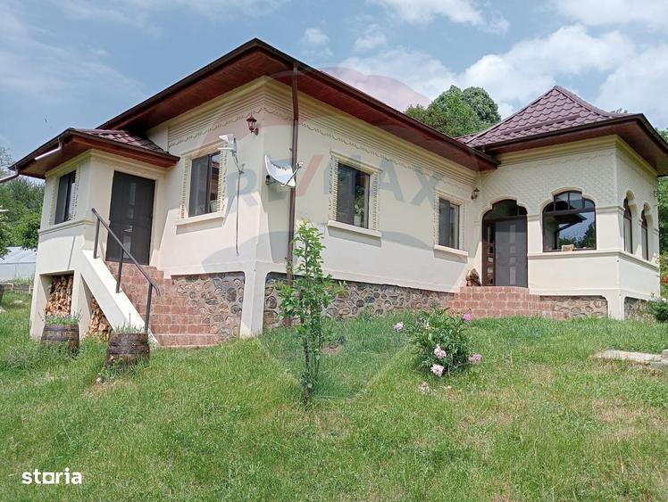 Casă cu 4 camere în Urluiești