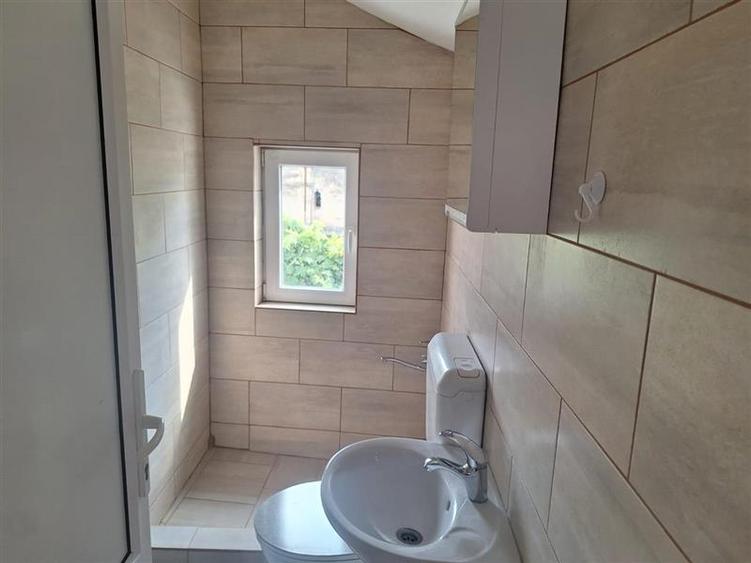 Casă individuală cu 6 camere cu Canalizare în Central