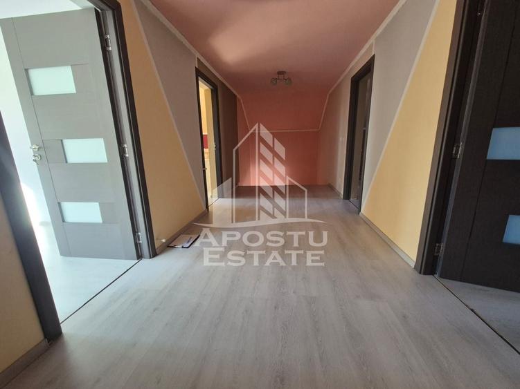 Casă individuală cu 6 camere cu Canalizare în Central