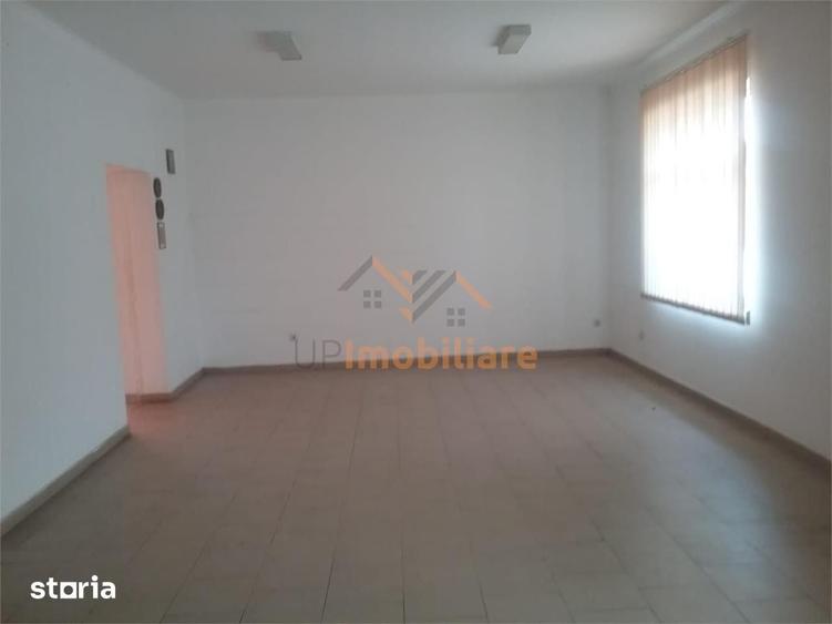 Spațiu comercial, de 320 mp, în Aușeu